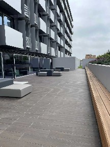 Apartamento T0 em prédio de luxo, com portaria 24h, lugar de garagem e arrumos, no Porto (Circunvalação, Sra.Hora)
