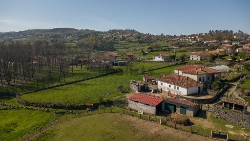 Moradia independente à venda no Caminho do Souto