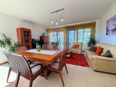 Apartamento T3 à venda na Rua Maria Olguim