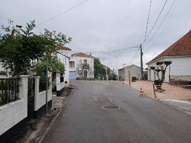 Moradia independente à venda na Travessa do Pau