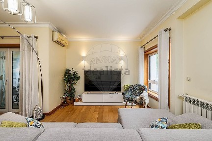 Apartamento T3 à venda na Avenida Dom João II