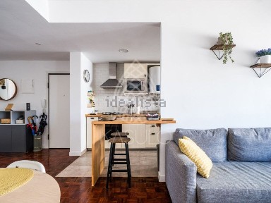Apartamento T3 à venda na Rua Aquilino Ribeiro