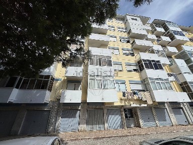 Apartamento T2 à venda na Avenida Dom António Correia de Sá