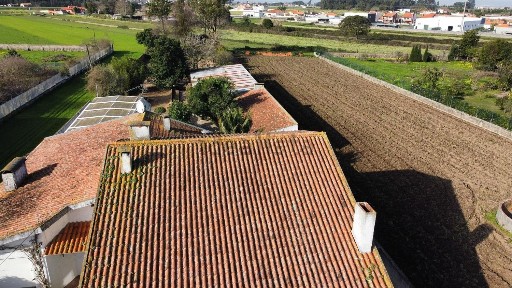 Moradia independente à venda na Oliveirinha