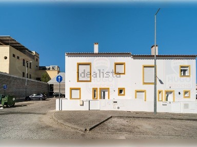 Moradia geminada à venda na Rua Santo António