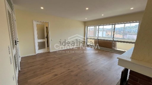 Apartamento T3 à venda na Rua Conde Silva Monteiro
