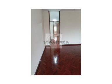 Apartamento T4 à venda na Praça do Marquês - Lima