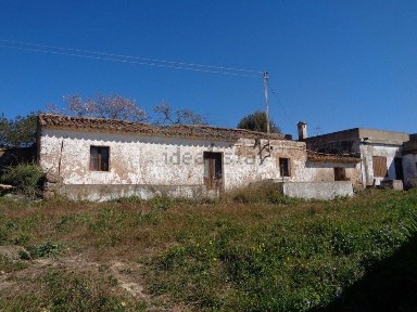 Moradia geminada à venda no Vale Judeu