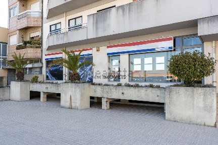 Arrendamento de espaço comercial na Rua do Amial