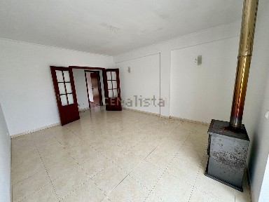 Arrendamento de apartamento T2 na Rua Luis de Camões s/n