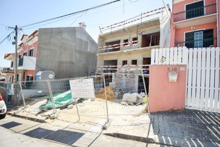 Moradia geminada à venda na Rua Santos Populares