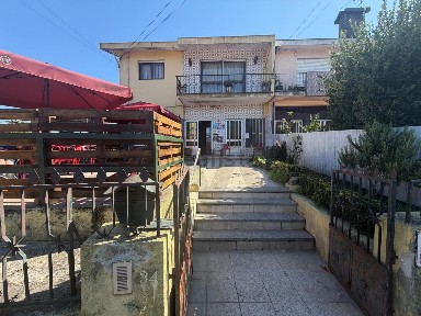 Moradia geminada à venda na Rua Brito Capelo, 34