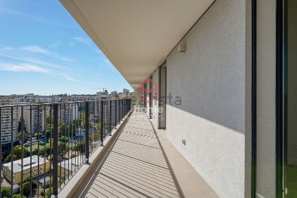 Apartamento T4 à venda na Miraflores