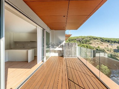 Apartamento T3 à venda na Rua da Qt.ª das Romeiras
