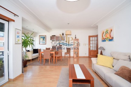 Apartamento T2 à venda na Praceta José Lima Magalhães