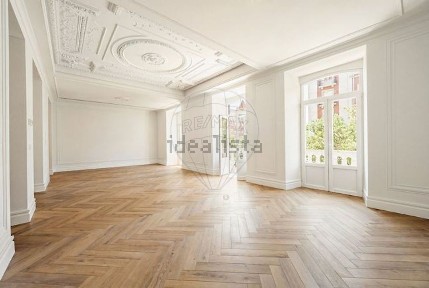 Apartamento T4 à venda na Avenida António Augusto de Aguiar