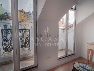 Apartamento T2 à venda na Rua do Vale de Santo António