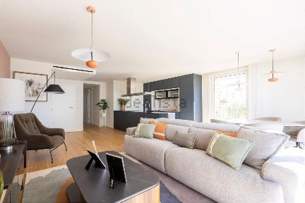 Apartamento T3 à venda na Rua do Alportel, 325