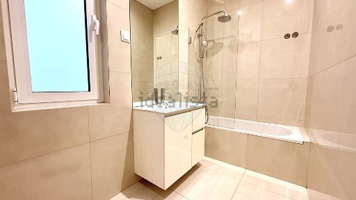 Apartamento T4 à venda na Rua Bernardim Ribeiro
