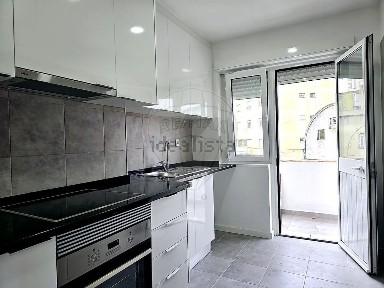 Arrendamento de apartamento T2 na Rua Angra do Heroísmo