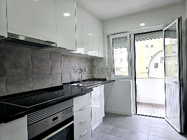 Arrendamento de apartamento T2 na Rua Angra do Heroísmo