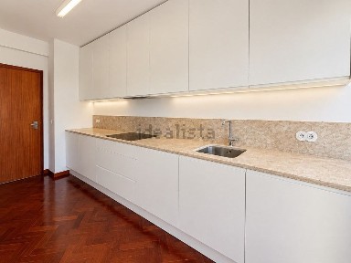 Arrendamento de apartamento T2 na Avenida Infante Dom Henrique