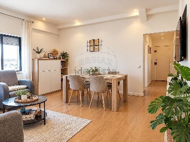 Apartamento T2 à venda no Largo 1º de Dezembro