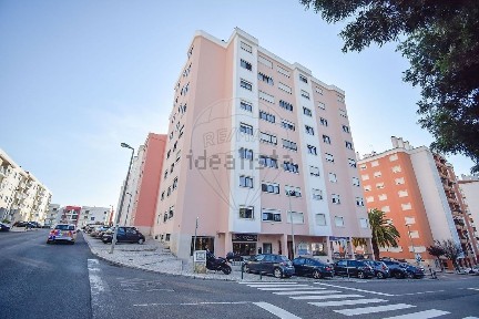 Apartamento T3 à venda na Tires