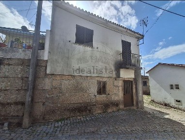 Moradia independente à venda na Rua Direita