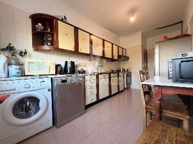 Apartamento T3 à venda na Rua dos Foros de Amora, 179