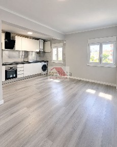 Apartamento T3 à venda no Centro de Laranjeiro