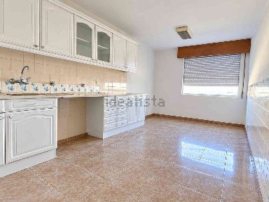 Apartamento T2 à venda na Praça Professor Hernâni Cidade, 3