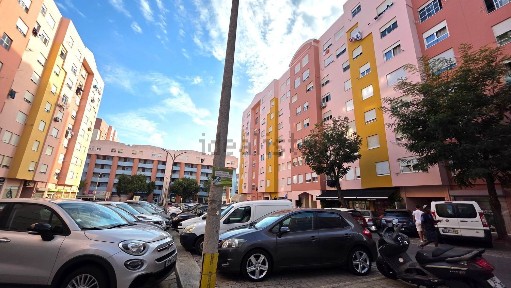 Apartamento T2 à venda na Praça Professor Hernâni Cidade, 3