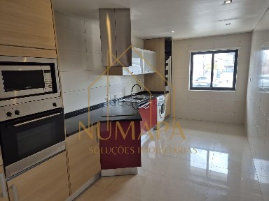 Apartamento T2 à venda na Avenida dos Redondos