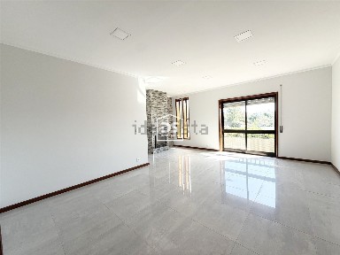 Apartamento T3 à venda em Paços de Brandão