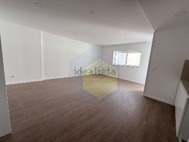 Apartamento T2 à venda na Rua Padre Manuel Guimarães