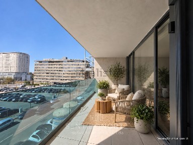 Apartamento T3 à venda na Rua António Maria de Sena