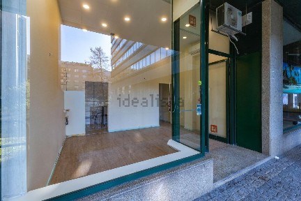 Arrendamento de espaço comercial na Rua São João de Brito, 605