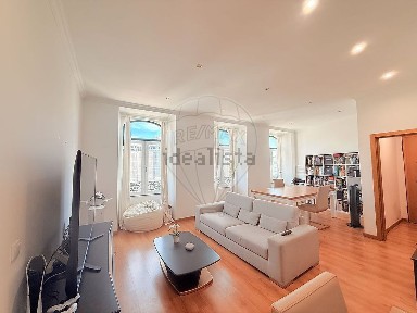 Apartamento T2 à venda no Largo Santa Bárbara