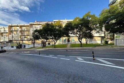 Apartamento T1 à venda na Rua Colaride