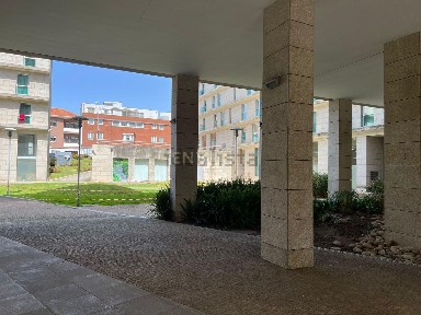 Arrendamento de apartamento T3 na Rua António Bessa Leite, 1516 e