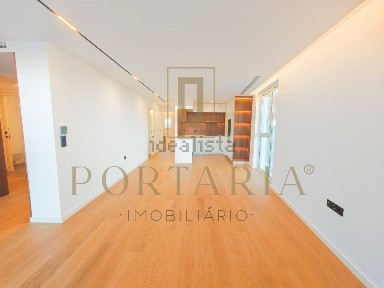 Apartamento T3 à venda na Rua dos Santos Mártires