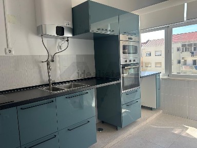 Apartamento T4 à venda na Avenida Doutor António Rodrigues Manito, 81