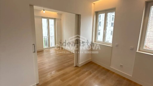 Apartamento T2 à venda no Largo Primeiro de Dezembro