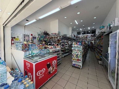 Espaço comercial com rentabilidade à venda na Avenida Almirante Reis, 21 b