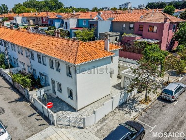 Arrendamento de moradia geminada na Rua Paredes, 88