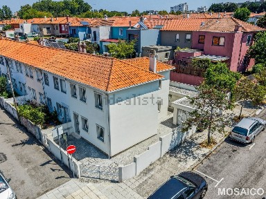 Arrendamento de moradia geminada na Rua Paredes, 88