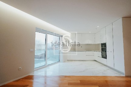 Apartamento T3 à venda na Avenida Mouzinho de Albuquerque