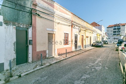Moradia independente à venda na Rua Cesário Verde, 12