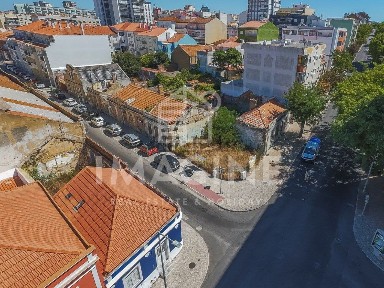 Moradia independente à venda na Rua Camilo Castelo Branco